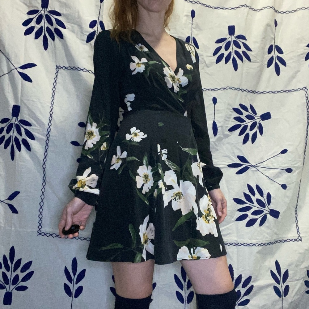 Wilfred Silk wrap dress floral mini long sleeve v neck sexy holiday dress